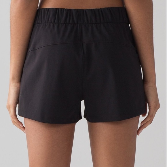 Lululemon On The Fly Shorts Blk Sz 8 - Picture 3 of 4